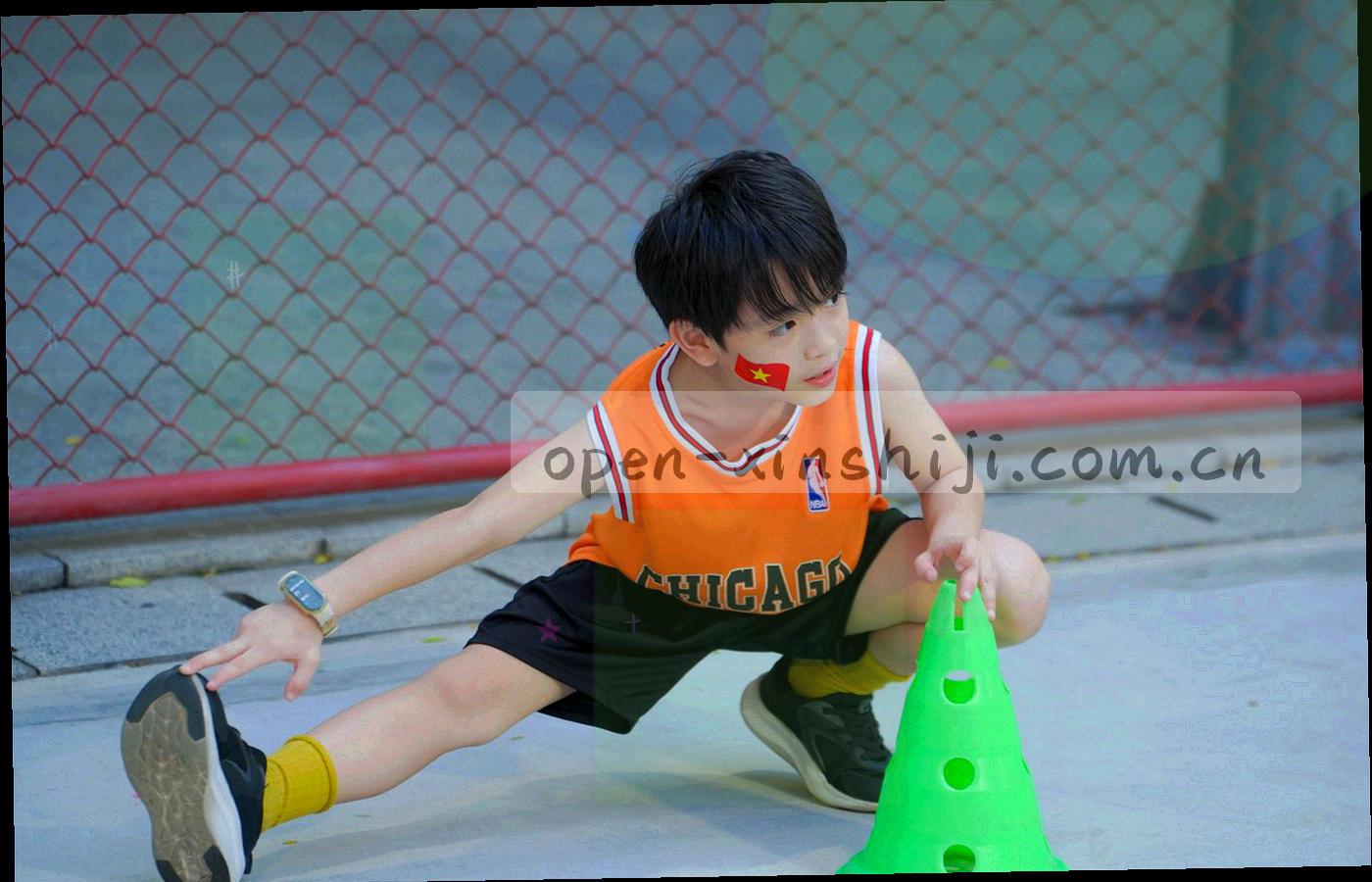 冬季楼道里技师蹲在管道旁作业，手电光打在墙面上
